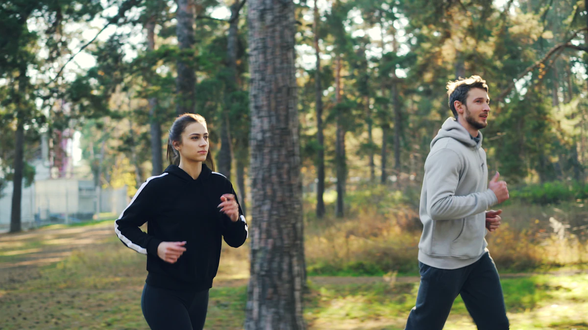 Férfi és nő együtt fut a parkban