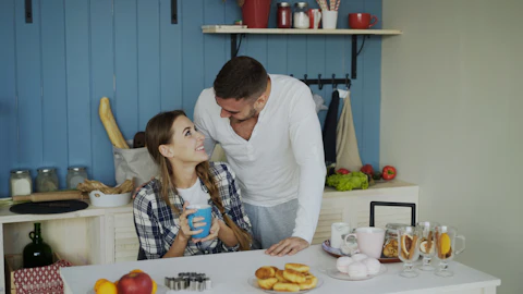 Pár közös reggelinél gyümölccsel a konyhában